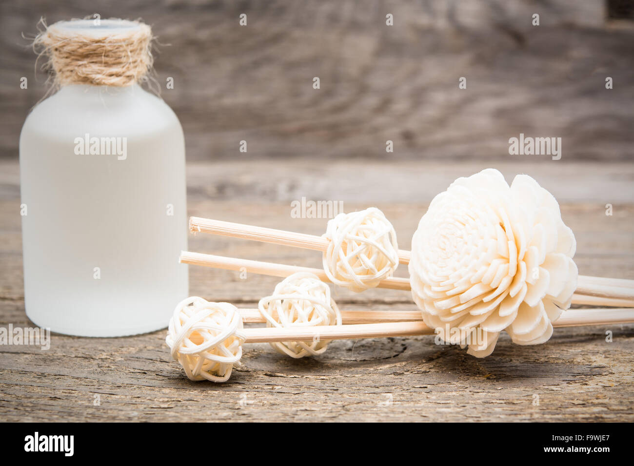 Dekorative weiße Blüten mit ätherischen massage-Öl auf Holz Hintergrund. Selektiven Fokus Stockfoto