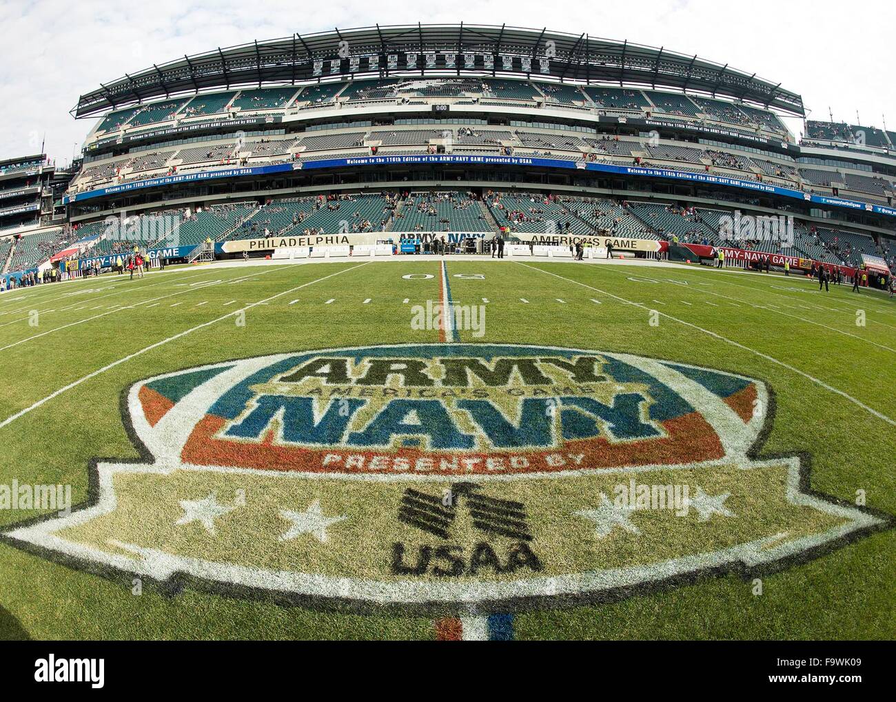 West Point Army Black Knights und U.S. Naval Academy Midshipmen Logos gemalt auf Lincoln Financial Field vor dem Start der traditionellen NCAA Fußball Rivalität 12. Dezember 2015 in Philadelphia, PA. Stockfoto