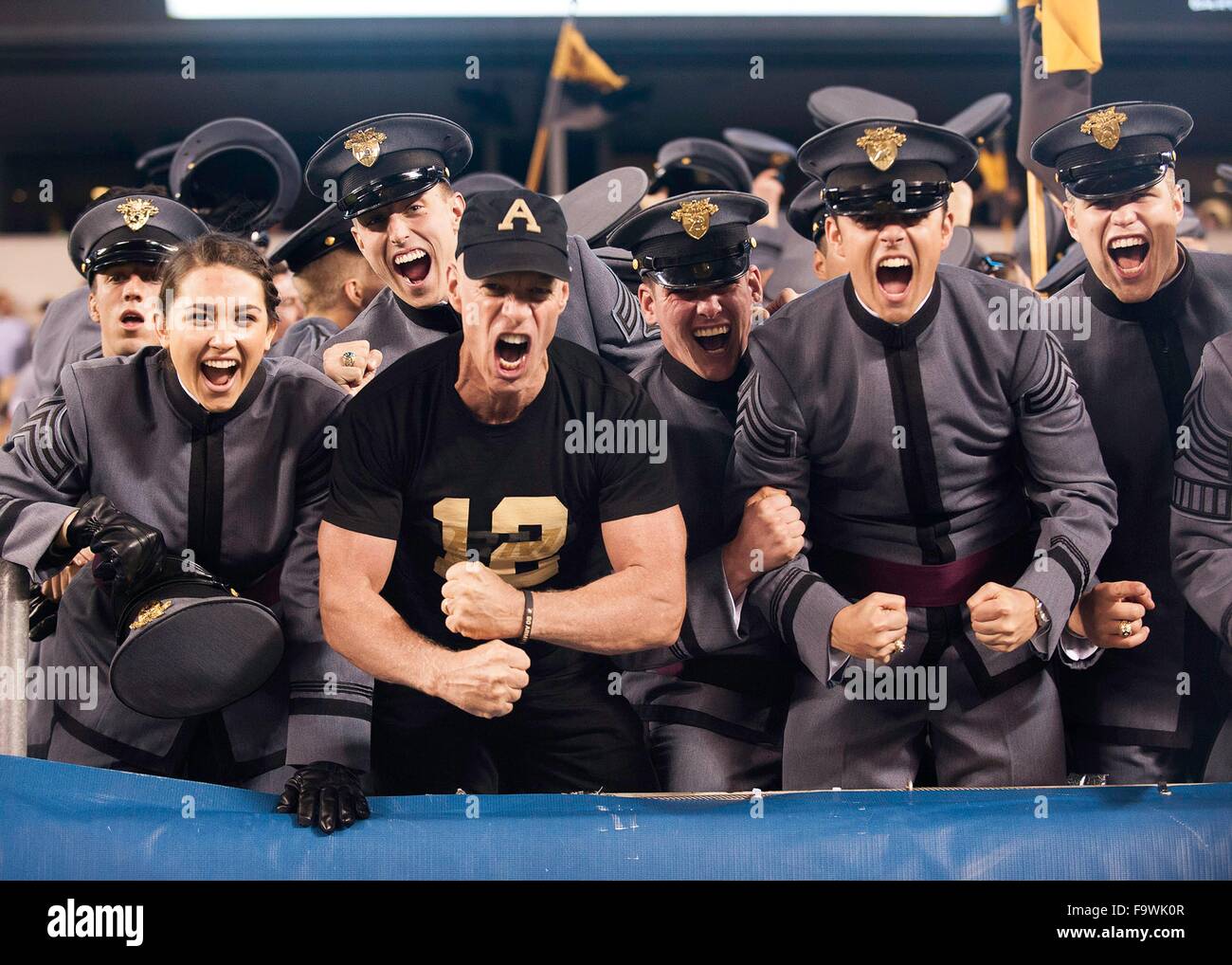 West Point Armee-jüngstere Söhne jubeln für die Army Black Knights während der traditionellen NCAA Fußball Rivalität zwischen der Army Black Knights und die Navy Midshipmen spielten im Lincoln Financial Field 12. Dezember 2015 in Philadelphia, PA. Stockfoto