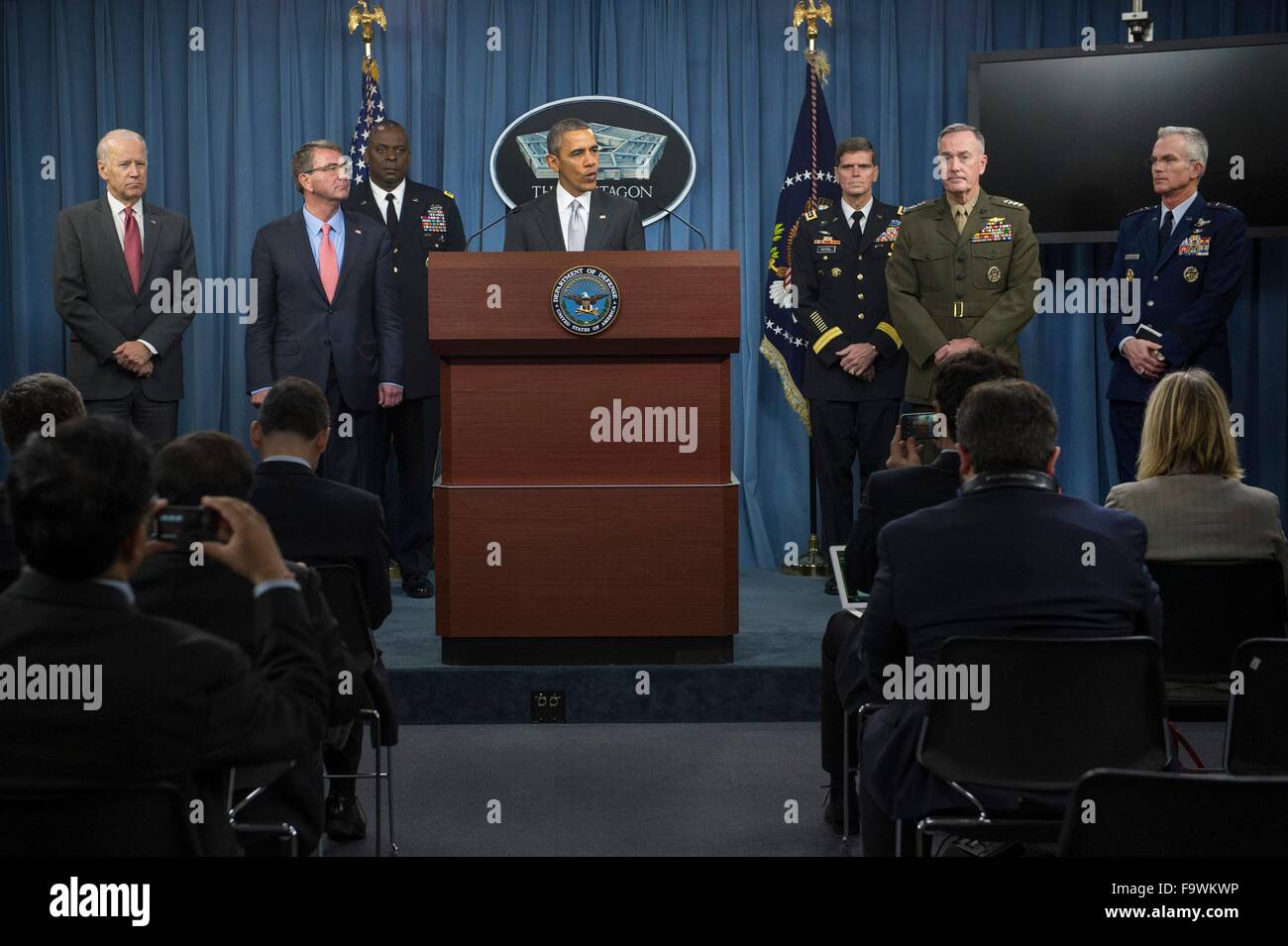 US-Präsident Barack Obama liefert eine Erklärung nach dem Treffen mit dem nationalen Sicherheitsrat über die Bekämpfung des islamischen Staates auf das Pentagon-Briefing-Raum 14. Dezember 2015 in Arlington, Virginia. Stehen mit dem Präsidenten (L-R): Vize-Präsident Joe Biden, Verteidigungsminister Ashton Carter und Kommandant von uns Central Command General Lloyd Austin, Kommandeur des US Special Operations Befehl General Joseph Votel, Vorsitzender der Joint Chiefs Of Staff, General Joseph Dunford und Joint Chiefs Vizepräsident General Paul Selva. Stockfoto