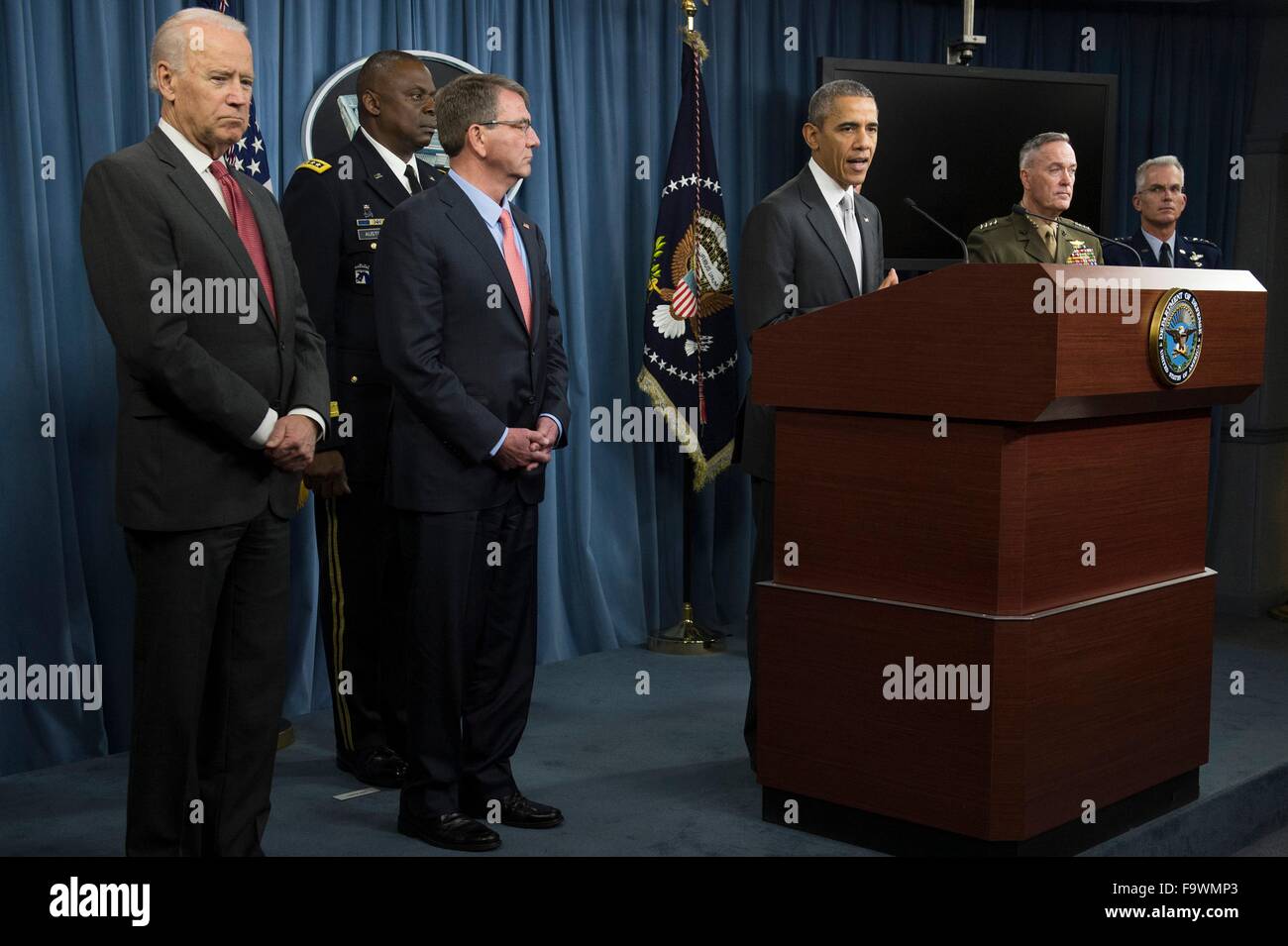US-Präsident Barack Obama liefert eine Erklärung nach dem Treffen mit dem nationalen Sicherheitsrat über die Bekämpfung des islamischen Staates auf das Pentagon-Briefing-Raum 14. Dezember 2015 in Arlington, Virginia. Stehen mit dem Präsidenten (L-R): Vize-Präsident Joe Biden, Verteidigungsminister Ashton Carter und Kommandant von uns Central Command General Lloyd Austin, Vorsitzender der Joint Chiefs Of Staff, General Joseph Dunford und Joint Chiefs Vizepräsident General Paul Selva. Stockfoto