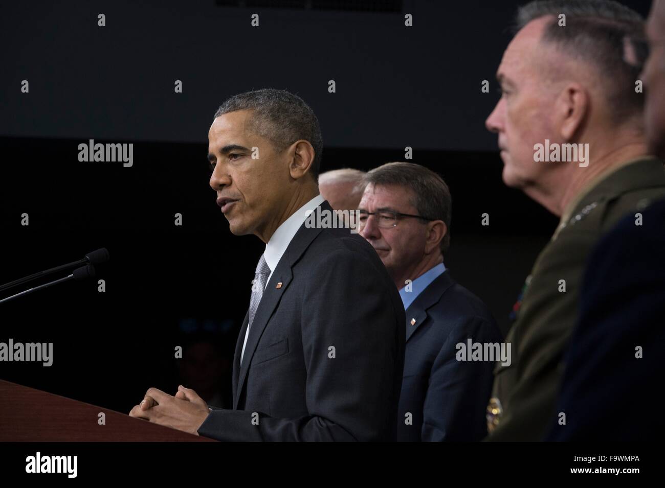 US-Präsident Barack Obama liefert eine Erklärung nach dem Treffen mit dem nationalen Sicherheitsrat über die Bekämpfung des islamischen Staates auf das Pentagon-Briefing-Raum 14. Dezember 2015 in Arlington, Virginia. Stehen mit dem Präsidenten (L-R): Verteidigungsminister Ashton Carter und Vorsitzender der Joint Chiefs Of Staff General Joseph Dunford. Stockfoto