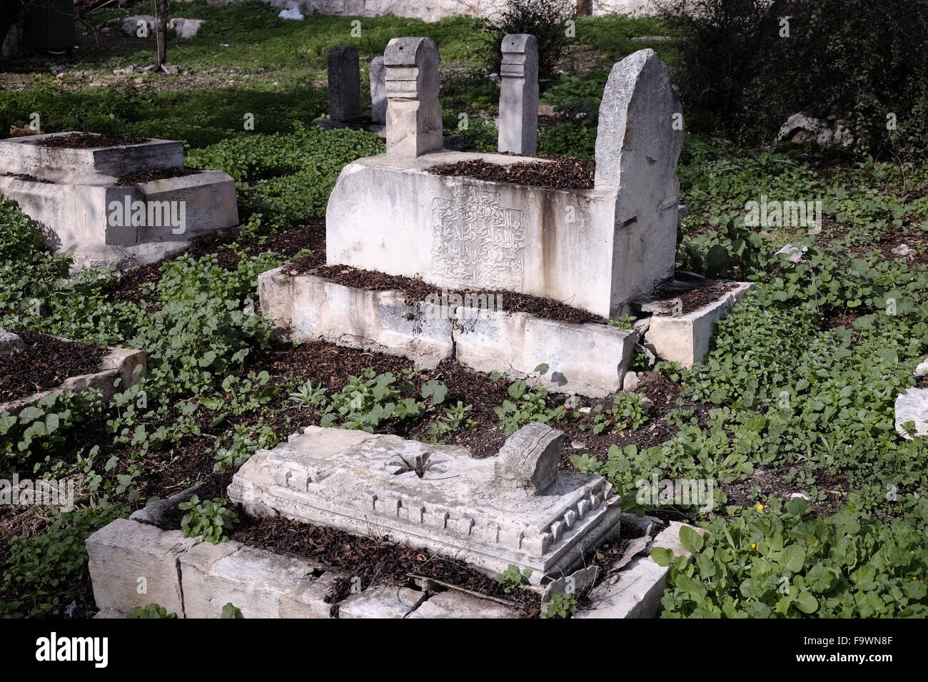 Alte Grabsteine auf dem Friedhof Mamilla ein historischer muslimischer Friedhof im Zentrum von West Jerusalem Israel. Der Friedhof enthält die Überreste von Figuren aus der frühen islamischen Periode, Sufi Schreine und Mamluk era Gräber. Stockfoto