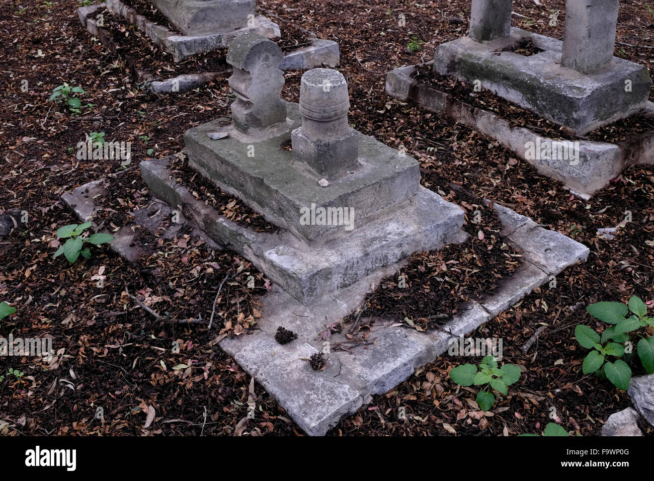 Alte Grabsteine auf dem Friedhof Mamilla ein historischer muslimischer Friedhof im Zentrum von West Jerusalem Israel. Der Friedhof enthält die Überreste von Figuren aus der frühen islamischen Periode, Sufi Schreine und Mamluk era Gräber. Stockfoto