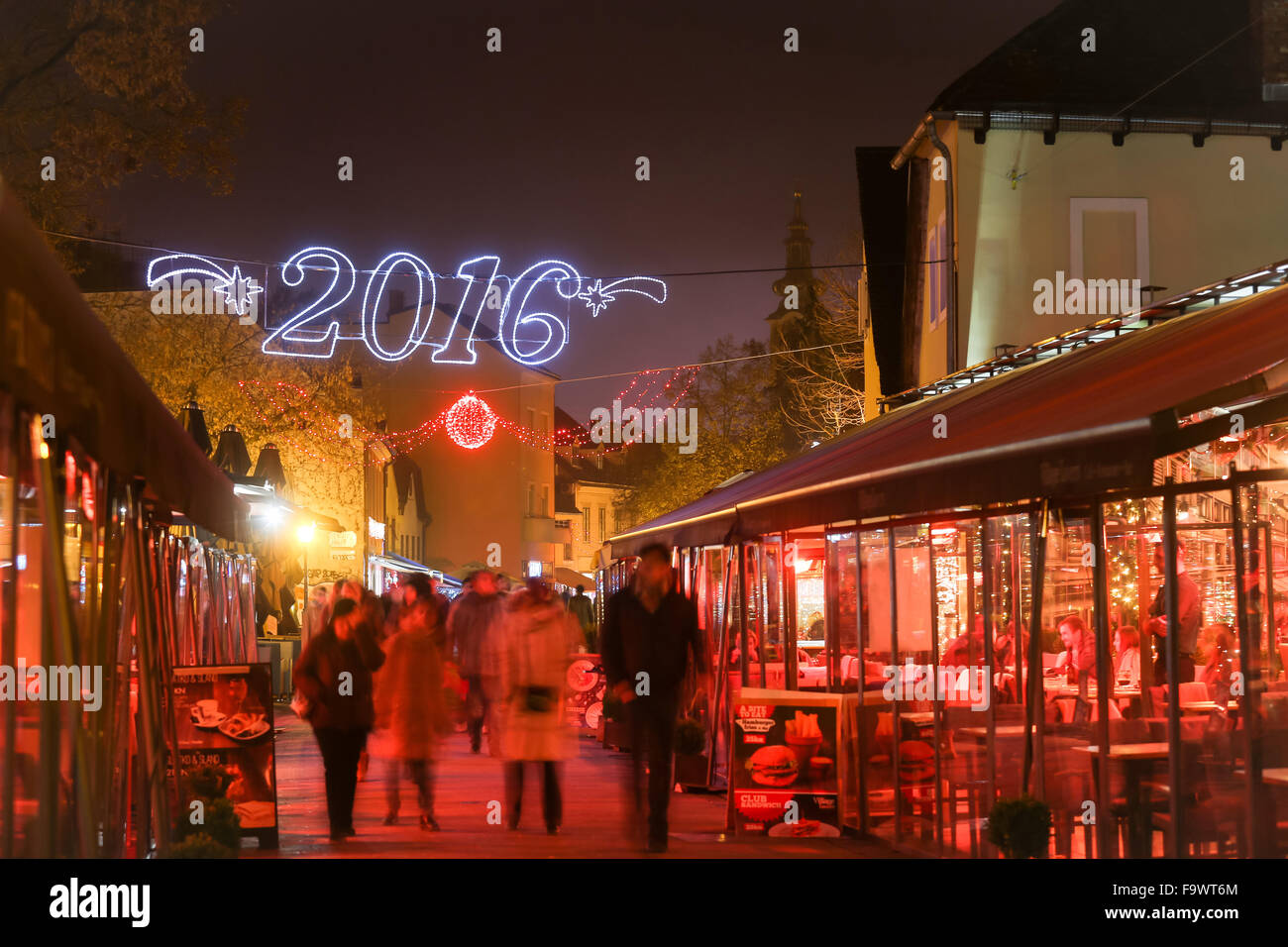 Menschen zu Fuß in dekorierten Tkalciceva Straße in der Adventszeit in Zagreb, Kroatien Stockfoto