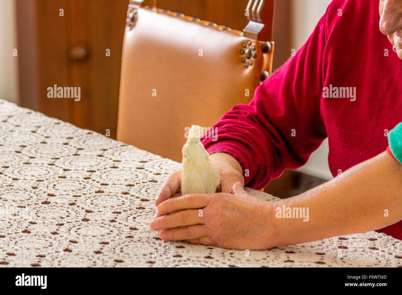 Männliche und weibliche Senioren halten der seligen Jungfrau Maria weiße Symbol Stockfoto