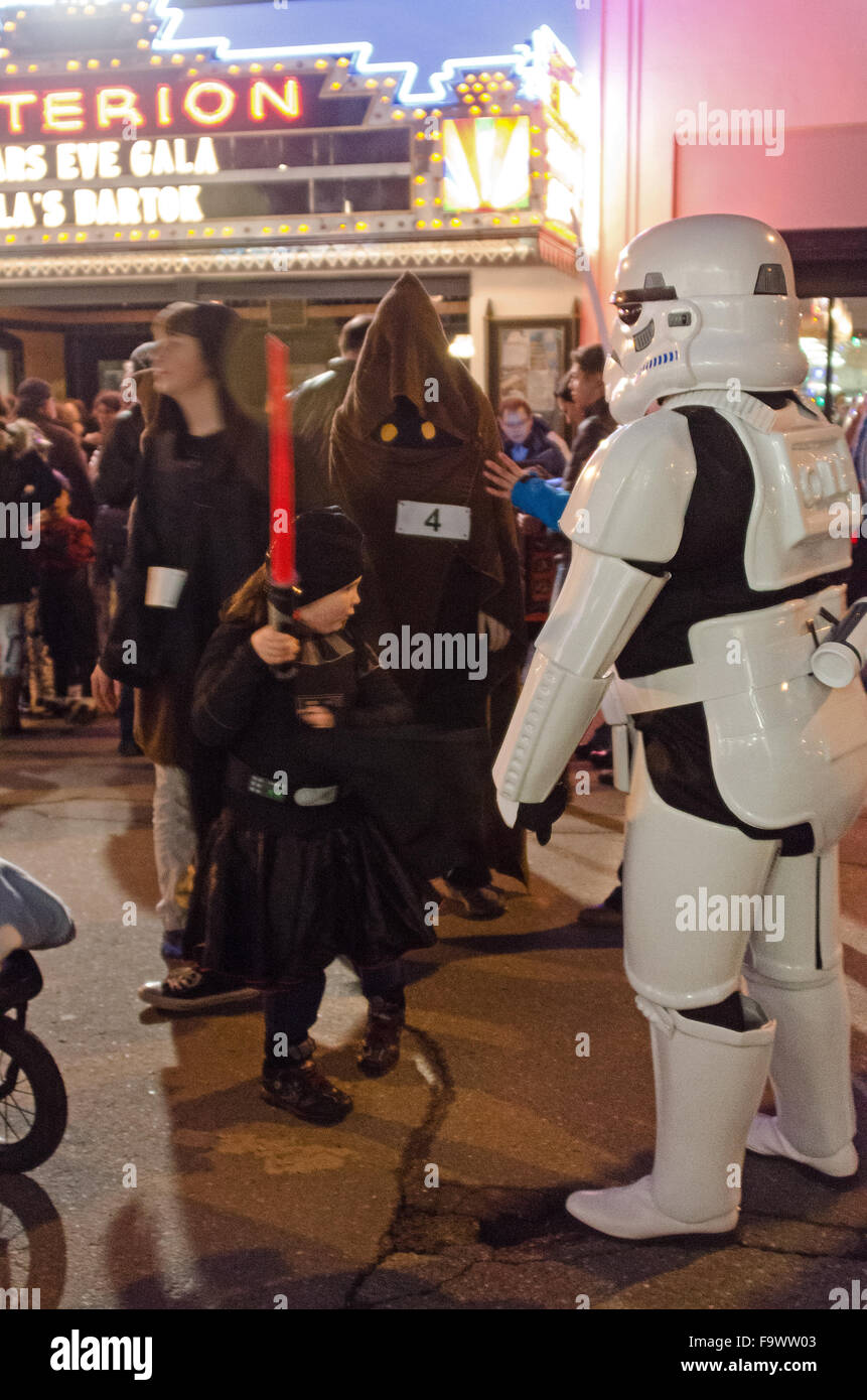 Bar Harbor, Maine, USA. 18. Dezember 2015. Fans feiern die Premiere von Star Wars: das Erwachen der Macht im historischen Kriterium Theater.  Bildnachweis: Jennifer Booher/Alamy Live-Nachrichten Stockfoto