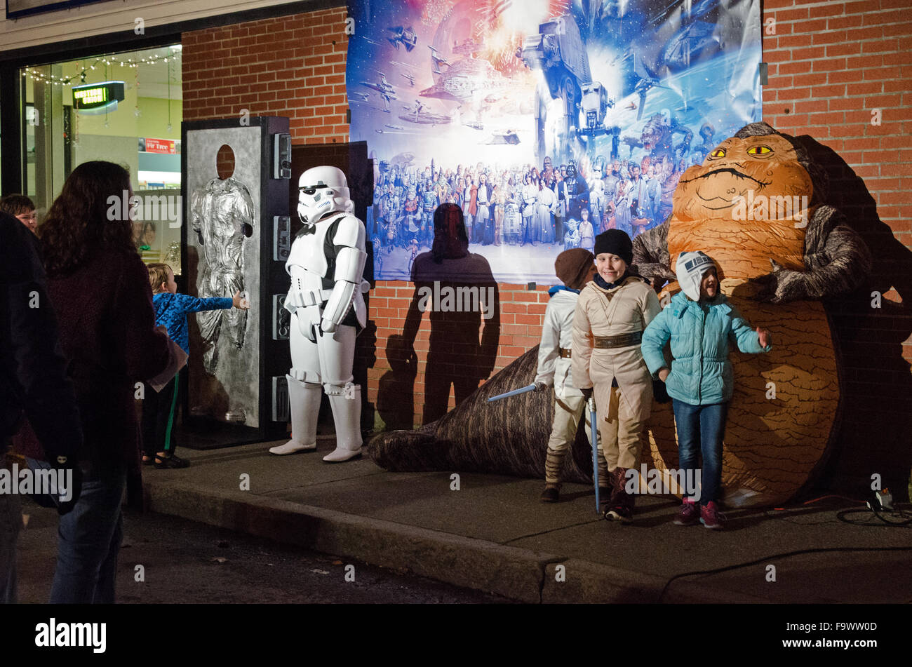 Bar Harbor, Maine, USA. 18. Dezember 2015. Foto-Ops bei der Premiere von Star Wars: das Erwachen der Macht im historischen Kriterium Theater gehören eine Skulptur von Han Solo in Carbonite und eine aufblasbare Jabba the Hutt eingefroren.  Bildnachweis: Jennifer Booher/Alamy Live-Nachrichten Stockfoto