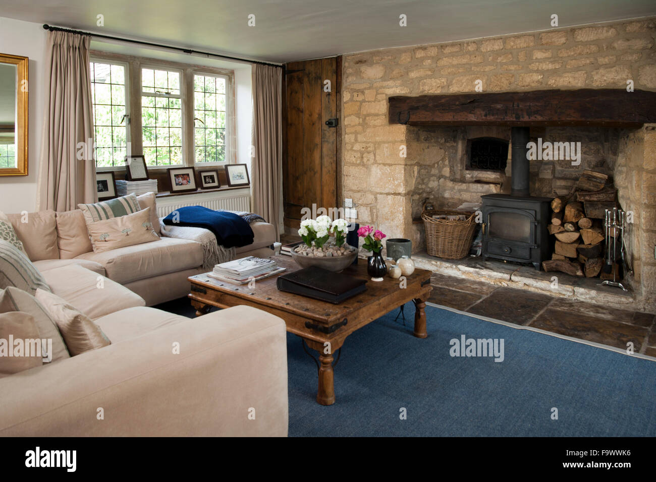 Ferienhaus Wohnzimmer, Steinmauern, Kamin mit Backofen. Stockfoto