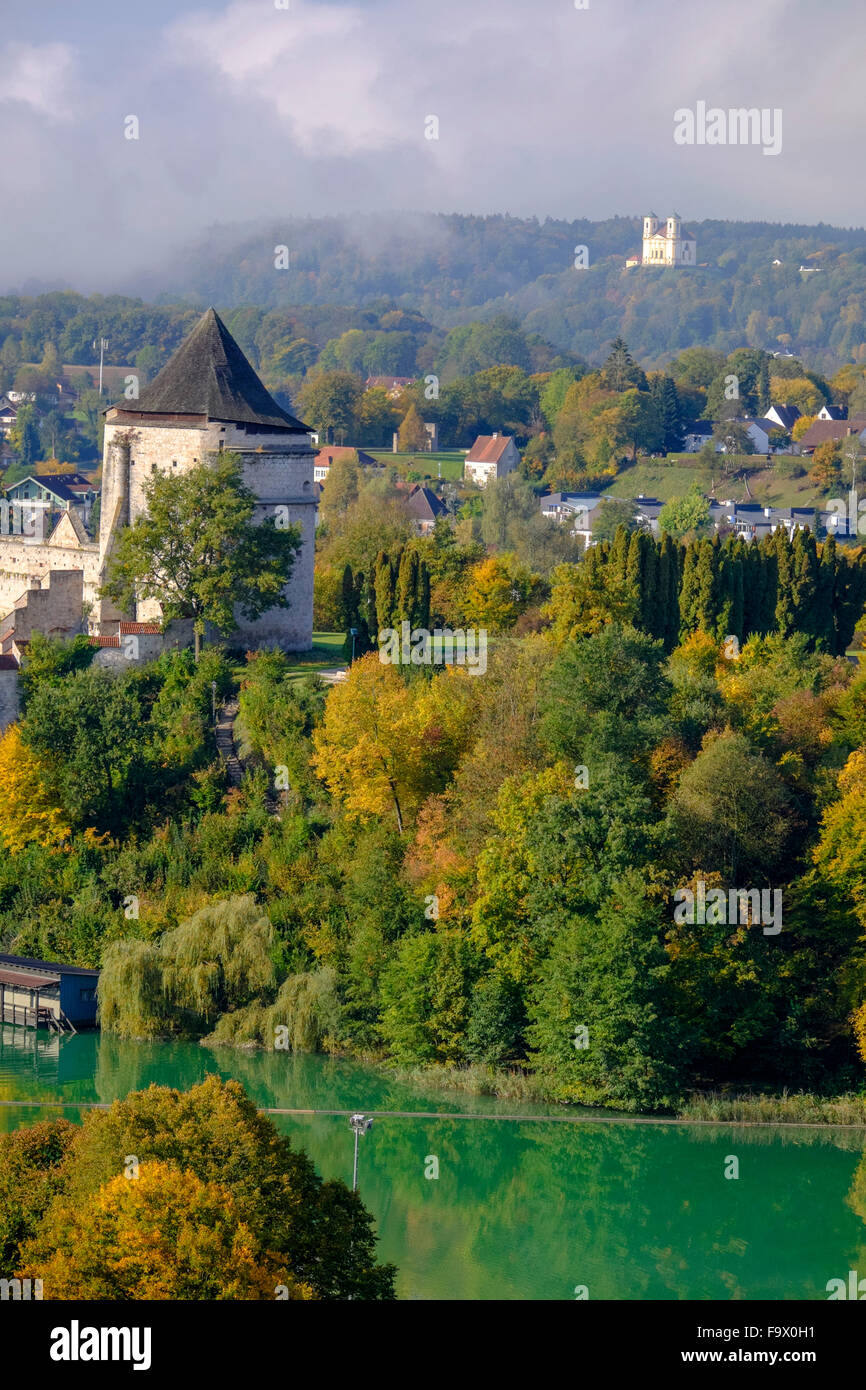 Deutschland, Bayern, Burghausen, Pulvermagazin und Woehrsee Stockfoto