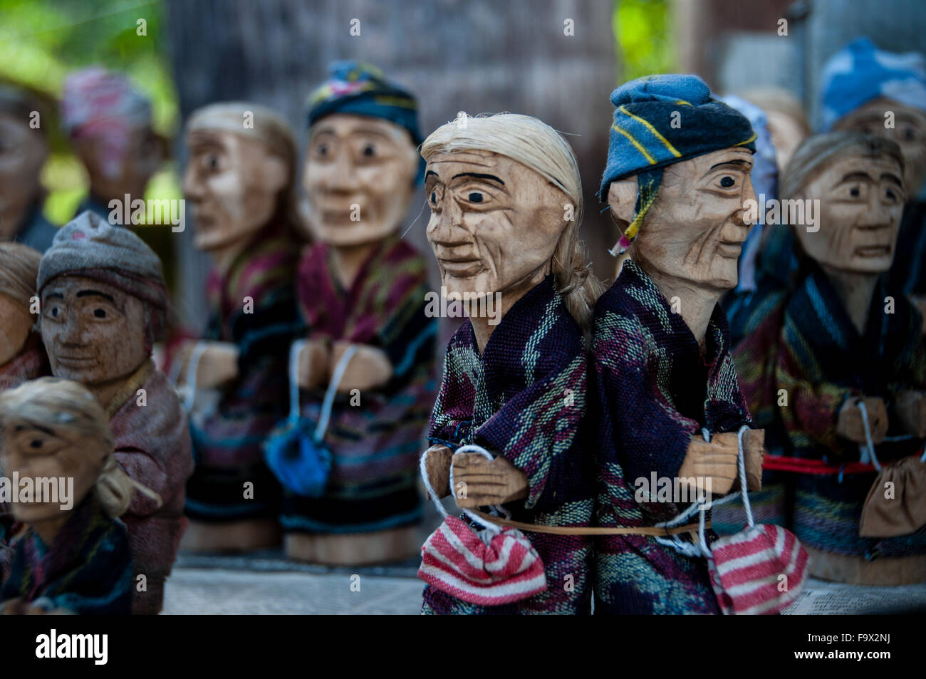 Cloesup kleine Holzpuppe Native Souvenirs von Tana Toraja Sulawesi Stockfoto