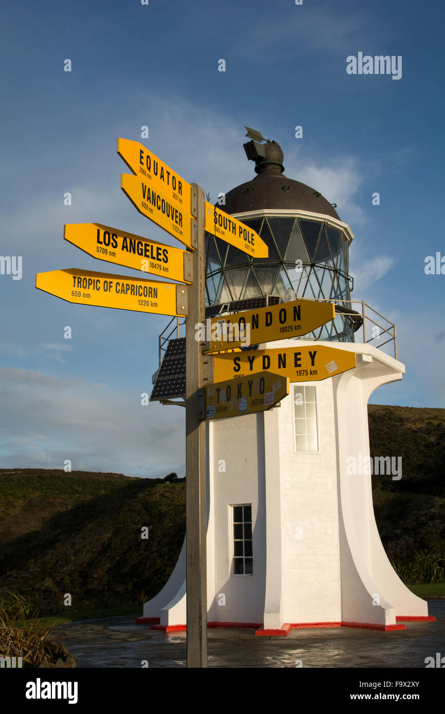 Cape Reinga Leuchtturm wurde im Jahre 1941 gebaut und ist noch in Betrieb. Es gibt auch eine sehr häufige Neuseeland-Ikone und sehr touristischen Stockfoto