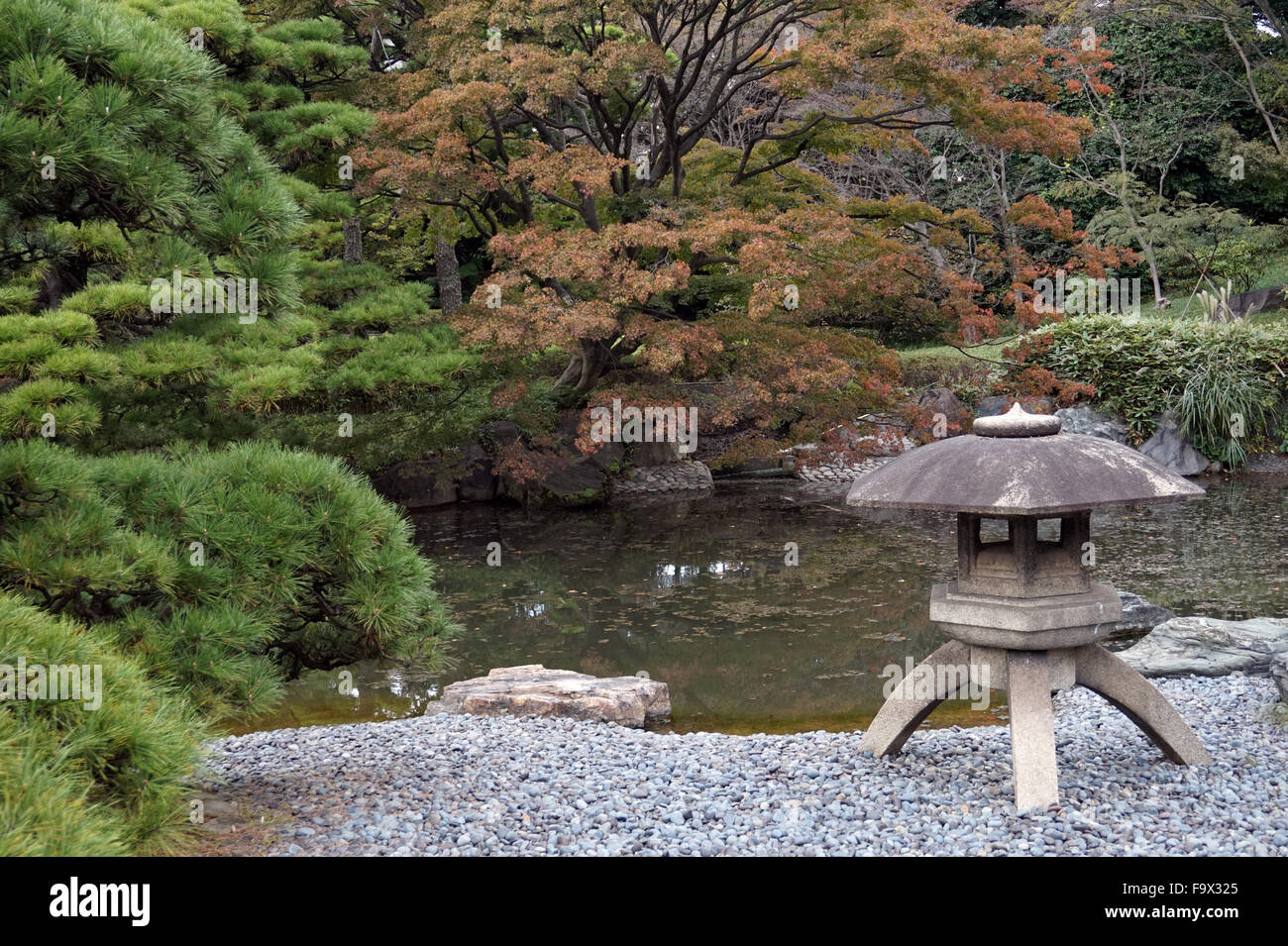 Ein Stein-Pagode und den kleinen See im Imperial Palace Ostgarten, Tokyo, Japan Stockfoto