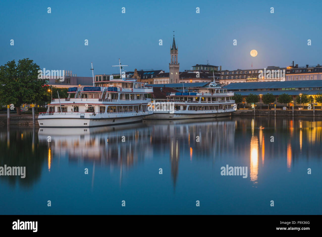 Deutschland, Konstanz, Hafen und Fähre am vollen monn Stockfoto