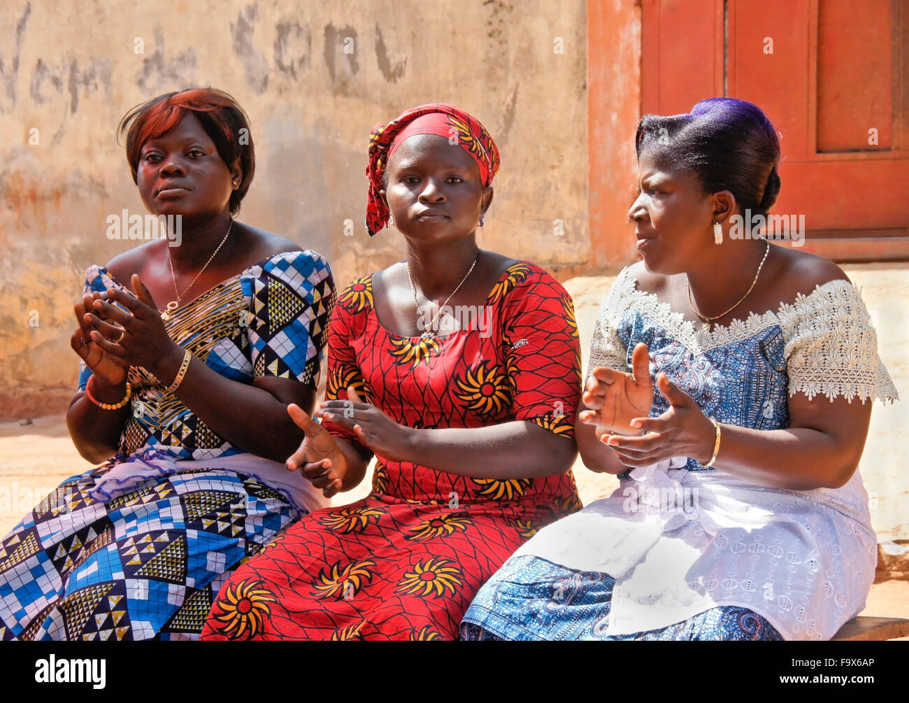 Frauen in traditioneller Tracht klatschte, Musik, Lome, Togo Stockfoto
