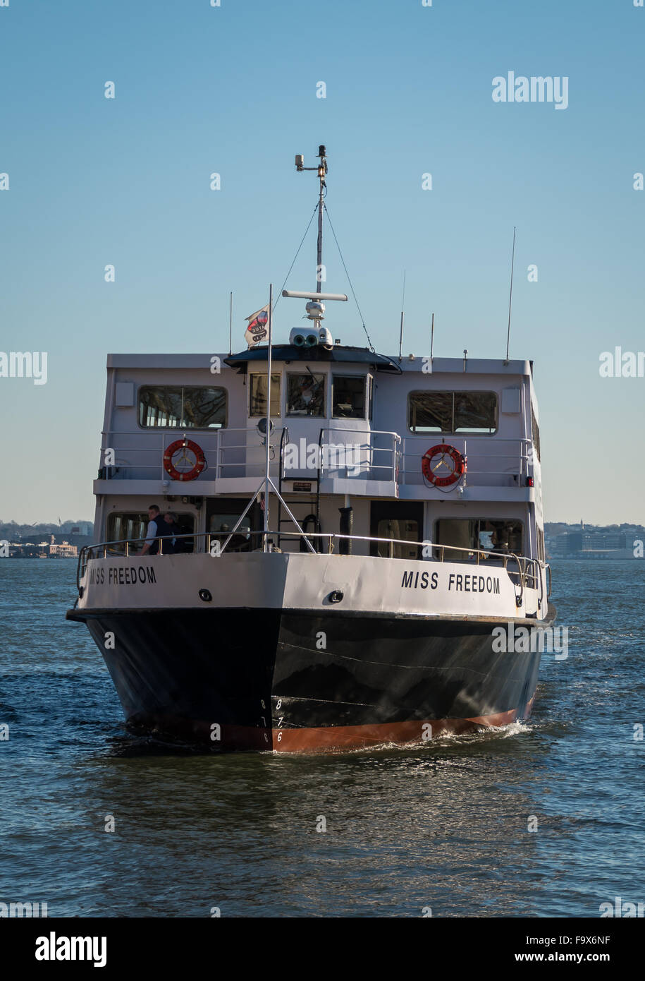 Statue Cruises Boot Segeln auf dem Hudson River an einem sonnigen Tag, NYC, USA Stockfoto