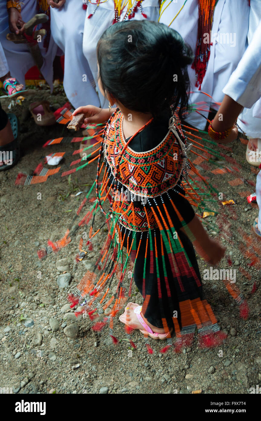 Kleine Mädchen tanzen traditioneller Tanz Stockfoto