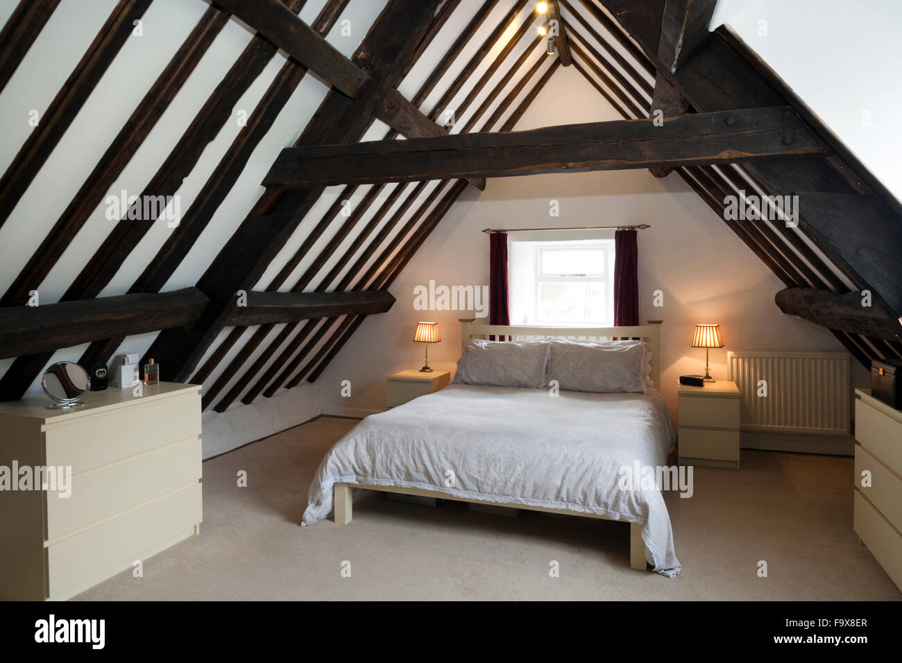 Alte Dachgeschoss Schlafzimmer mit modernem Ikea Möbeln Stockfotografie -  Alamy