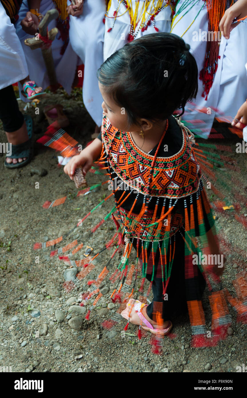 Kleine Mädchen tanzen traditioneller Tanz Stockfoto