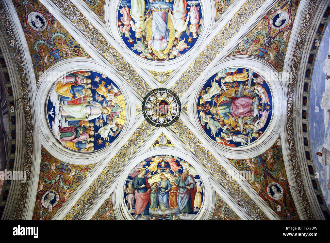 Decke des Raumes des Feuers im Borgo in den Vatikanischen Museen. Stockfoto