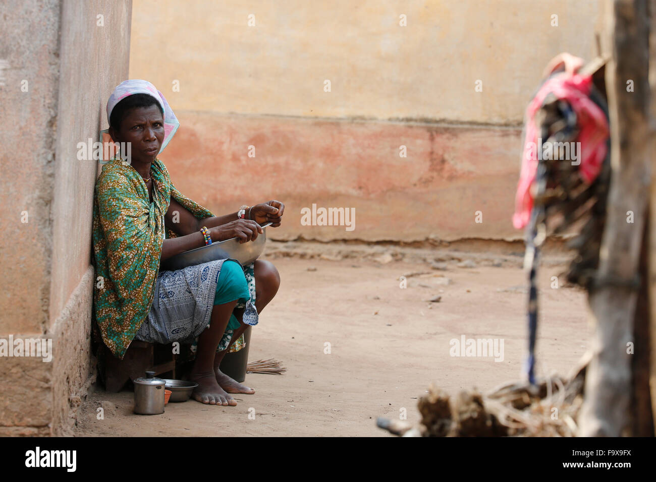 Alltag in einem afrikanischen Dorf. Frau eine Mahlzeit zuzubereiten. Stockfoto