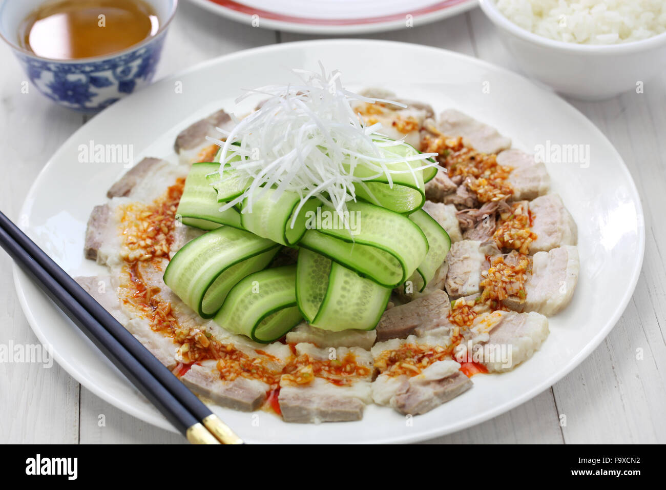 Schweinebauch-Scheiben mit würziger Knoblauchsauce, chinesische Sichuan-Küche Stockfoto