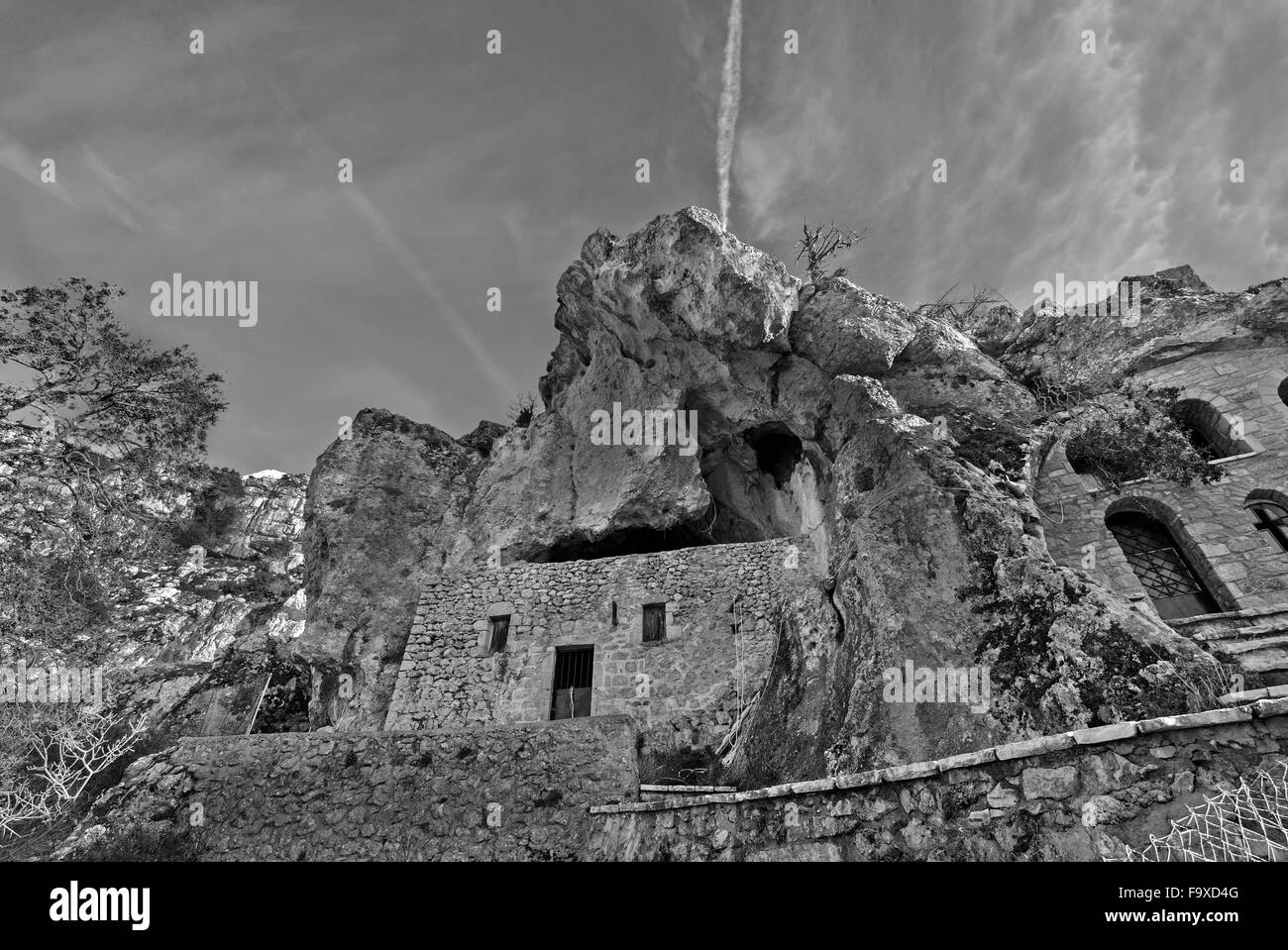 Zoodochos Pigi Kloster gebaut in einer Höhle an den Felshängen des Giona-Gebirges, in der Nähe von Delphi in Fokida Region Mittelgriechenland Stockfoto