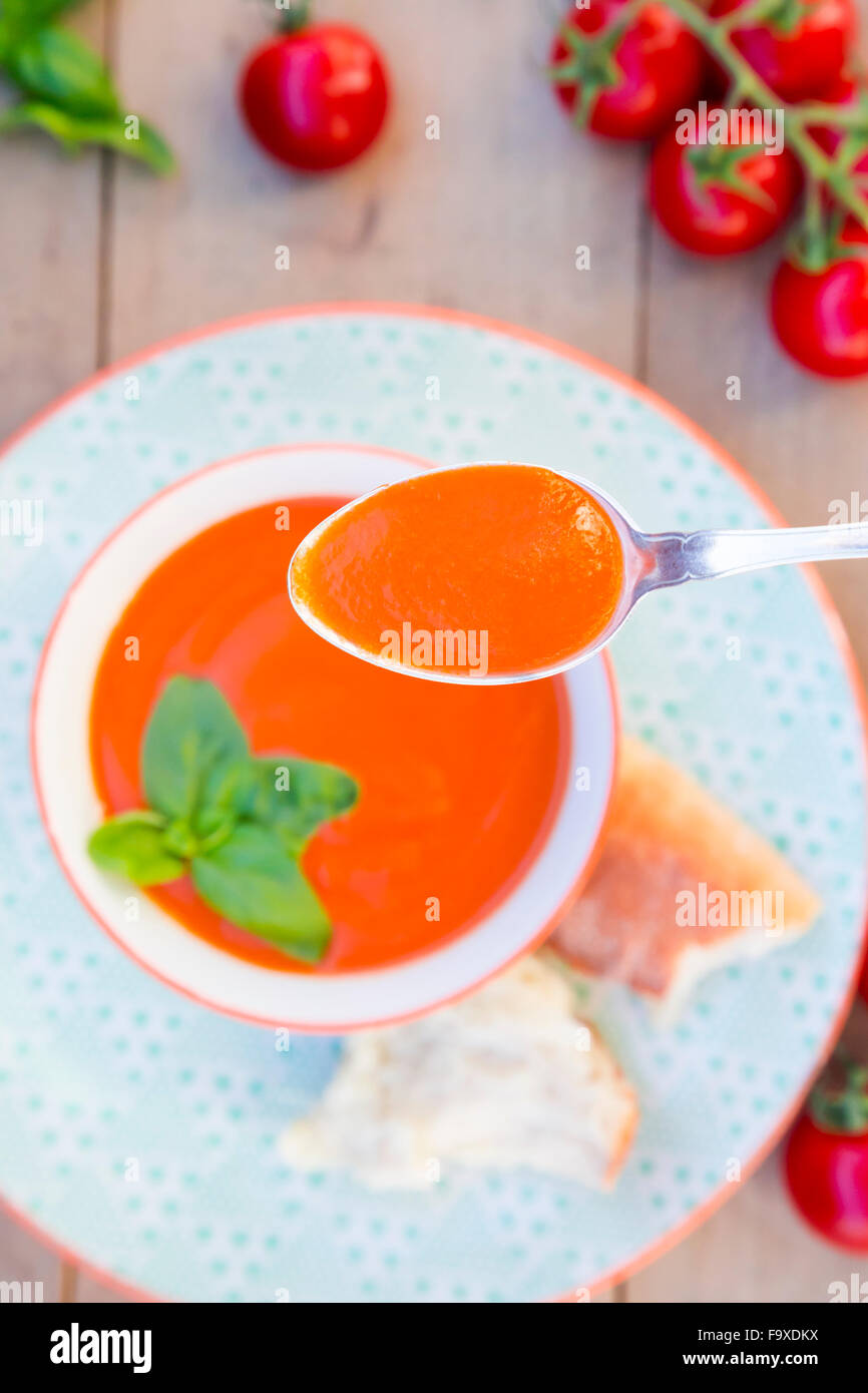 Löffel Tomatencremesuppe Stockfoto