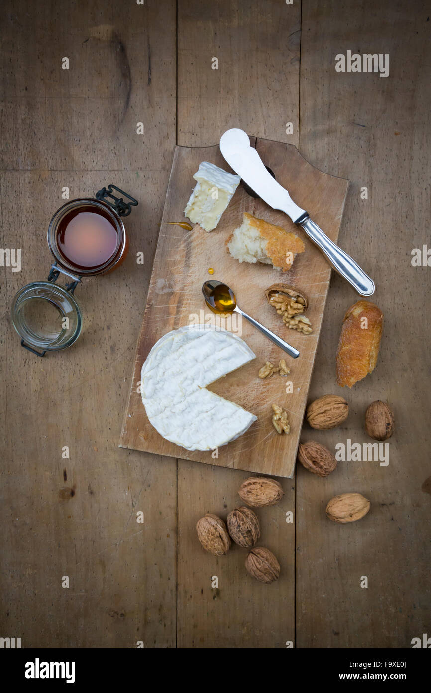 Camembert, Brot, Walnüssen und Honig auf Holz Glas Stockfoto