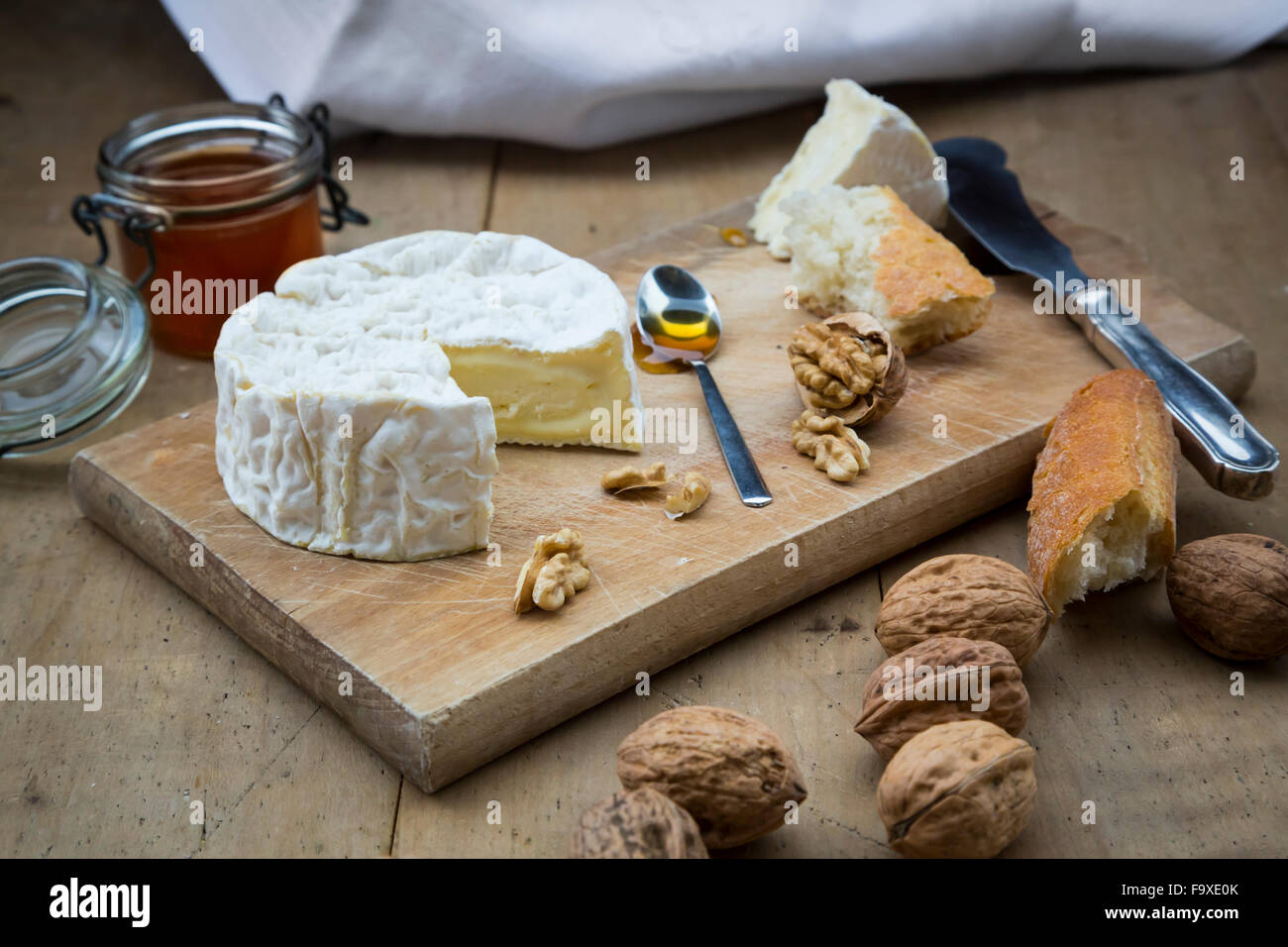 Camembert, Brot, Walnüssen und Honig auf Holz Stockfoto