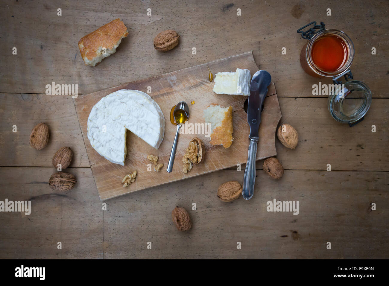 Camembert, Brot, Walnüssen und Honig auf Holz Glas Stockfoto