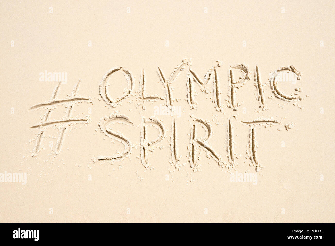 RIO DE JANEIRO, Brasilien - 10. November 2015: Handschriftliche Hashtag Olympischer Geist-social Media-Nachricht handschriftlich in sauberem Sand. Stockfoto