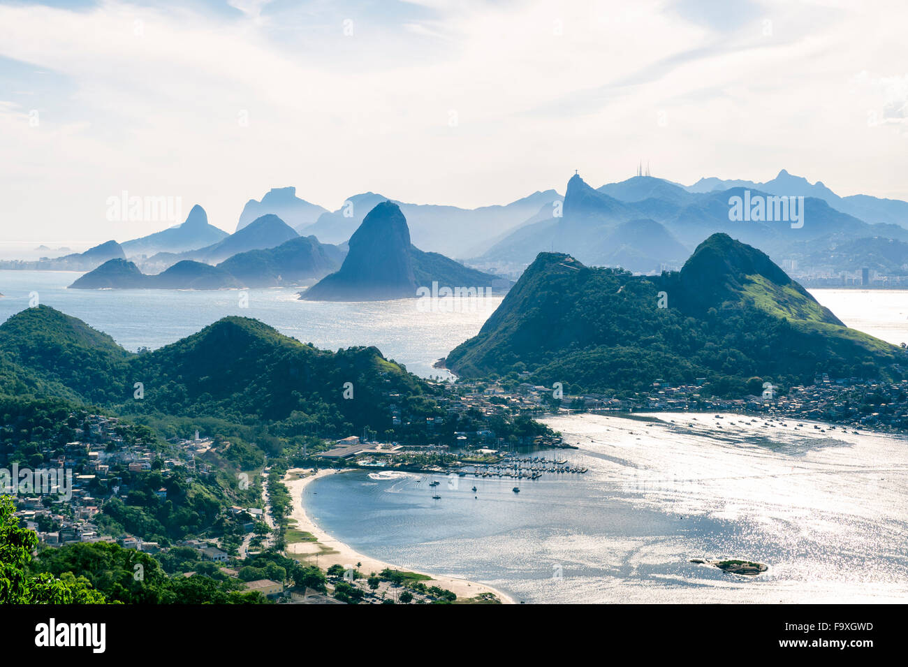 Skyline der Stadt, die malerischen übersehen von Rio De Janeiro, Brasilien mit Niteroi, Guanabara-Bucht und Zuckerhut Stockfoto