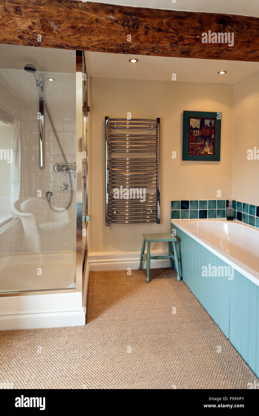 Ein stilvolles Bad mit glänzendem Chrom Duschkabine und Kühler. Stockfoto