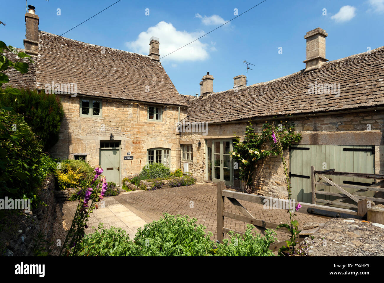 Eine idyllische Cotswold Steinhaus im Sommersonne, Sherborne, Gloucestershire, UK Stockfoto
