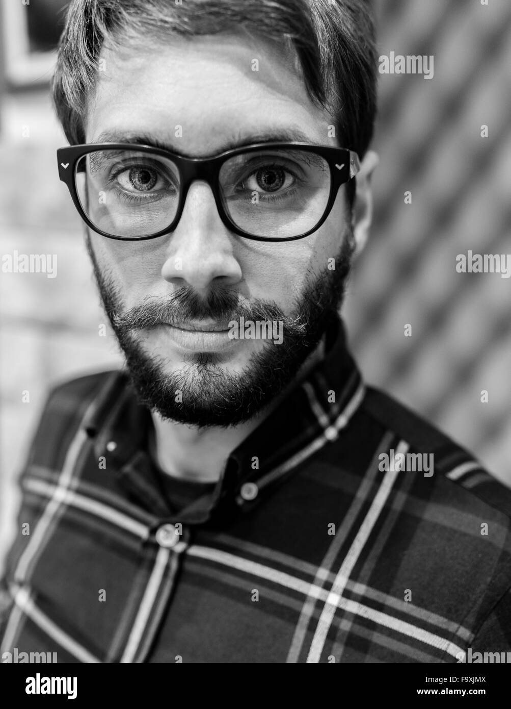 Porträt des Mannes mit Bart tragen Brillen und kariertes Hemd Stockfoto