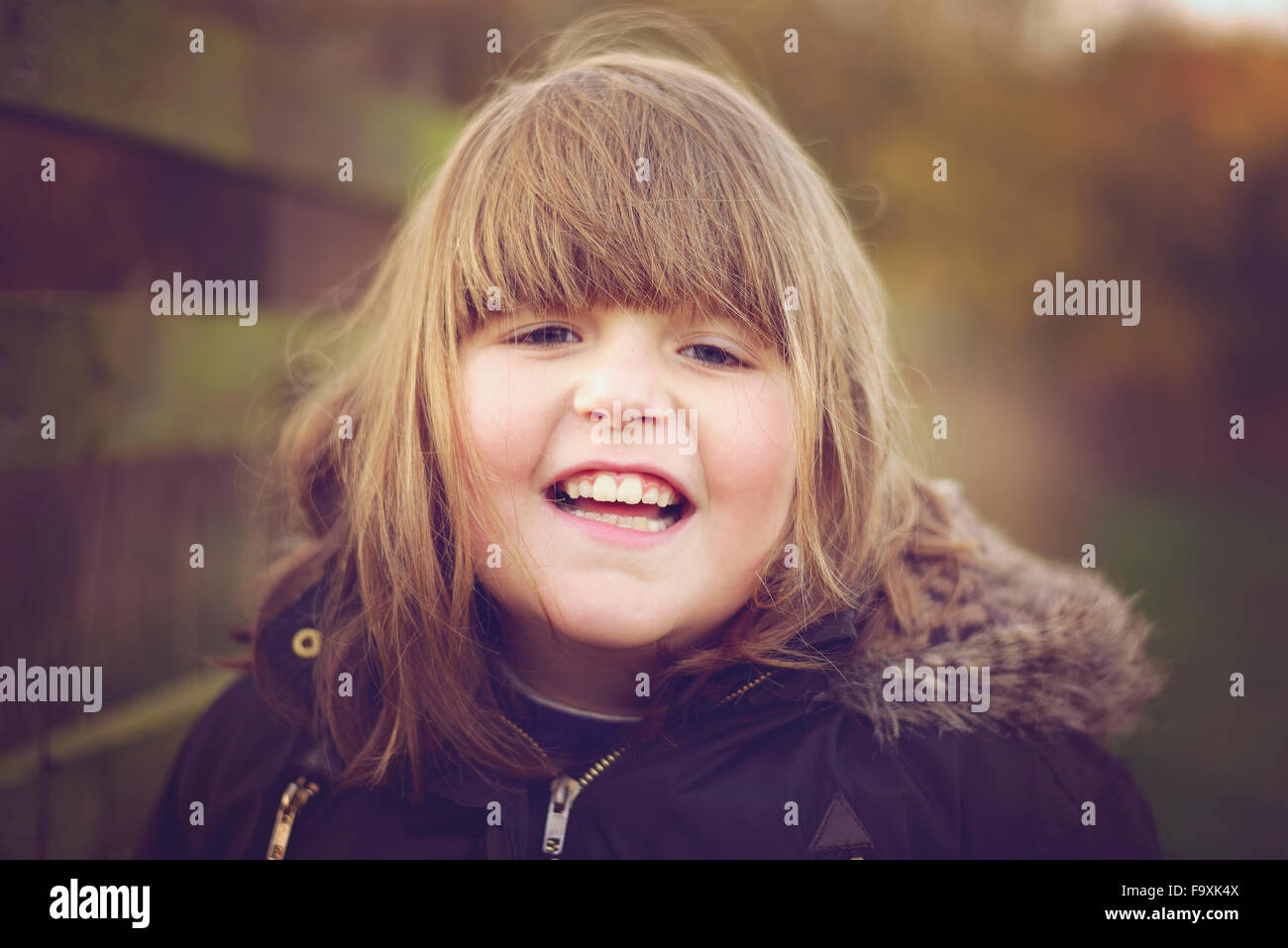 Porträt von lachenden, Winter Jacke Mädchen Stockfoto
