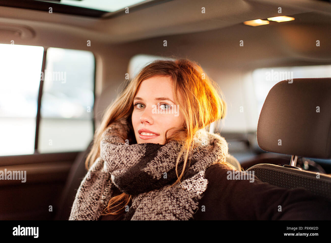 Porträt der lächelnde Frau in einem Auto Stockfoto