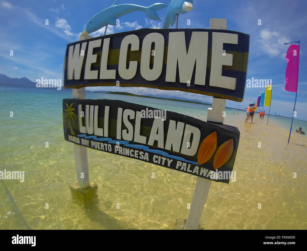 Willkommen Sie Schild im glasklaren Wasser am Sandstrand Stockfoto