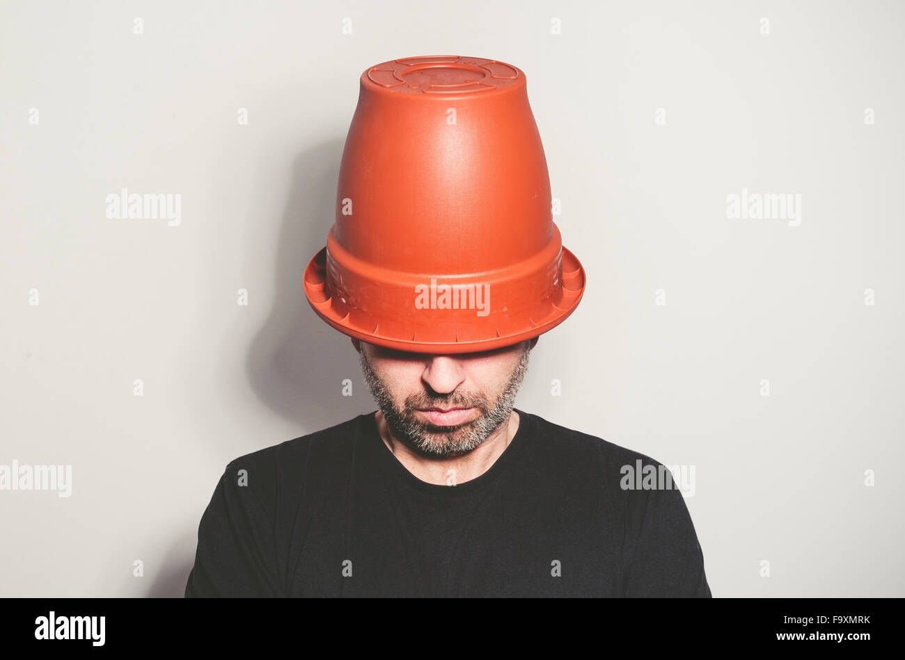 Mann mit Blumentopf auf den Kopf Stockfotografie