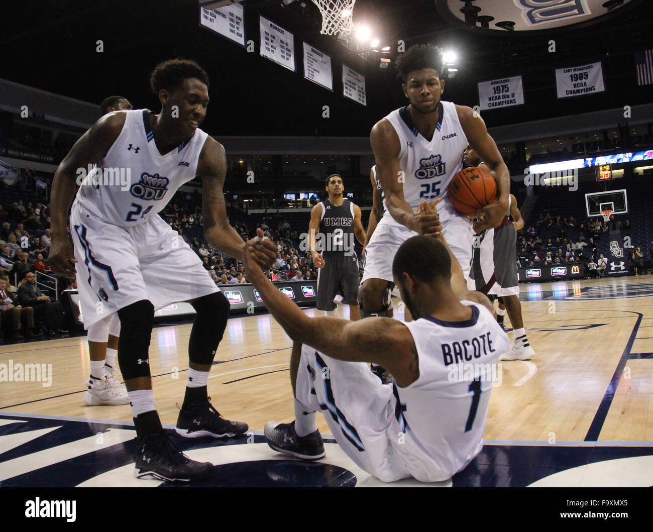 Norfolk, VA, USA. 18. Dezember 2015. Alte Wache in Dominion Monarchs Aaron Bacote (1) wird durch Teamkollegen Old Dominion Monarchs Brandan Stith (25) nach vorn oben geholfen und Old Dominion Monarchs weiterleiten Zoran Talley (24) während des Maryland-Eastern Shore Hawks Vs Old Dominion Monarchs Spiels im Ted konstante Center in Norfolk, VA. Old Dominion schlagen Maryland-Eastern Shore 77-47. Jen Hadsell/CSM/Alamy Live-Nachrichten Stockfoto