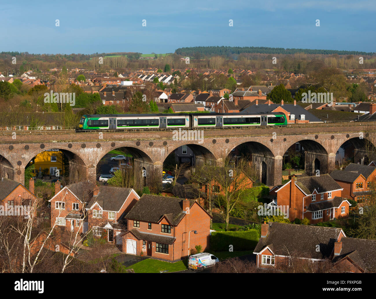 Ein London Midland Zug auf dem Viadukt durch Shifnal, Shropshire, England. Stockfoto