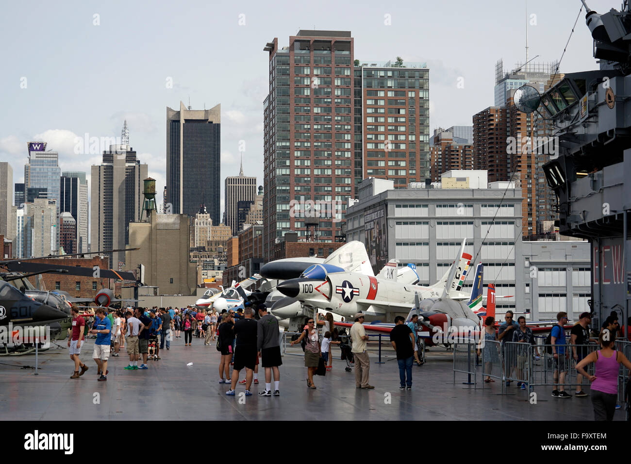 Das Flugdeck des Flugzeugträgers USS Intrepid. Intrepid Sea, Air & Raumfahrtmuseum. Manhattan, New York City, USA Stockfoto