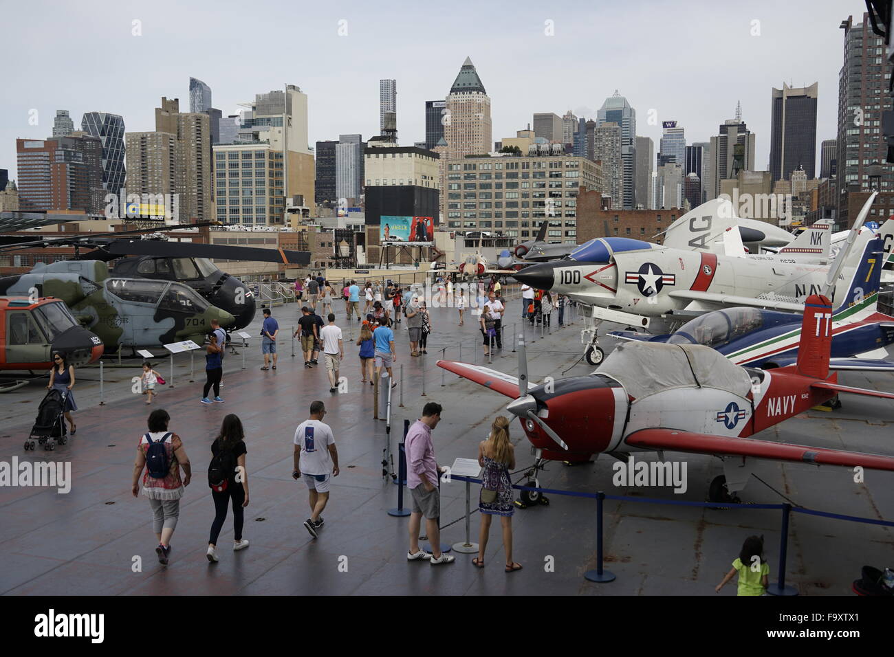 Das Flugdeck des Flugzeugträgers USS Intrepid. Intrepid Sea, Air & Raumfahrtmuseum. Manhattan, New York City, USA Stockfoto