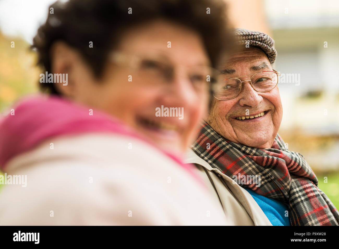 Lächelnd älteres Paar im freien Stockfoto