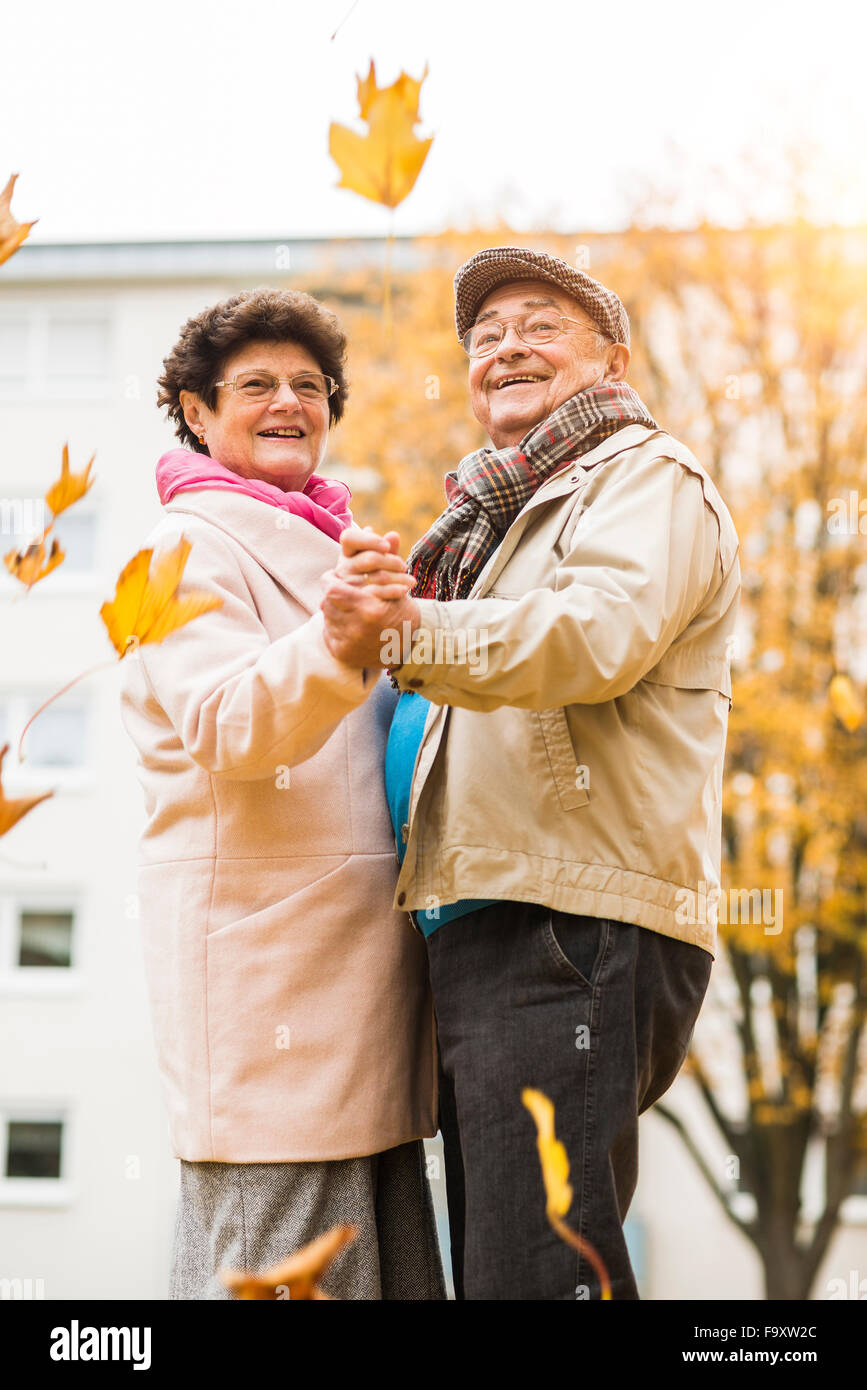 Gerne älteres paar tanzen im Freien im Herbst Stockfoto