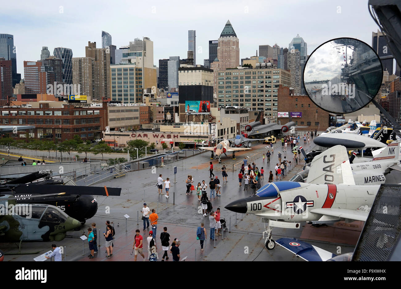 Das Flugdeck des Flugzeugträgers USS Intrepid. Intrepid Sea, Air & Raumfahrtmuseum. Manhattan, New York City, USA Stockfoto