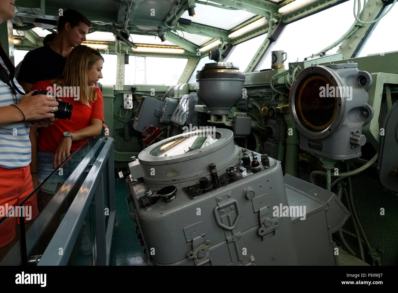 Besucher im Inneren der Brücke von Intrepid Flugzeugträger. Das Intrepid Sea, Air & Space Museum, New York City, USA Stockfoto