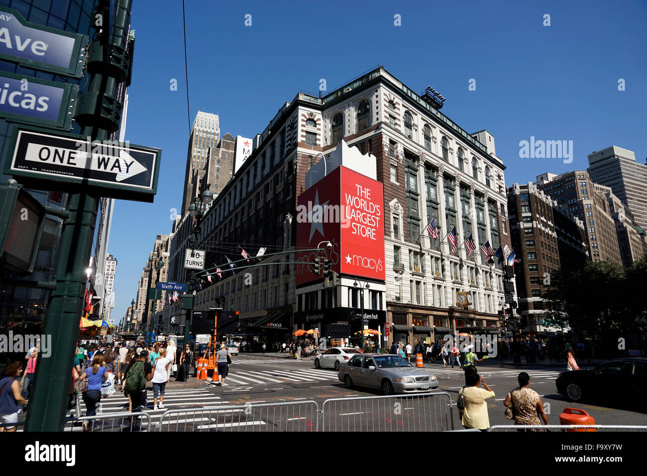 Tag Zeit Blick auf Kaufhaus Macys am Herald Square in New York mit Kreuzung Broadway und 34th Street in Ansichten, USA Stockfoto