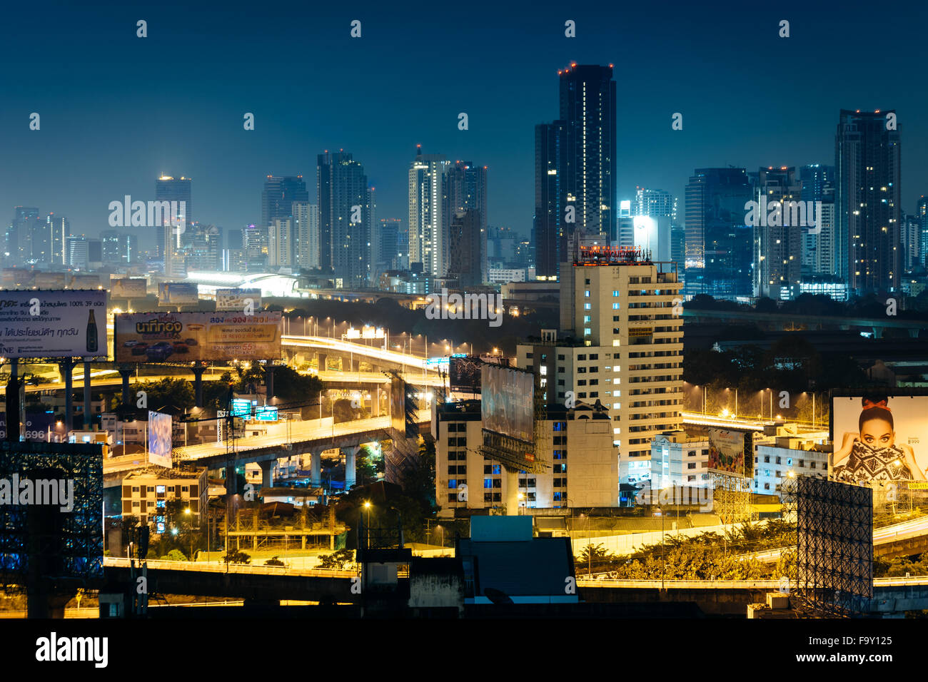 Blick auf die Wolkenkratzer in der Nacht in Bangkok, Thailand. Stockfoto